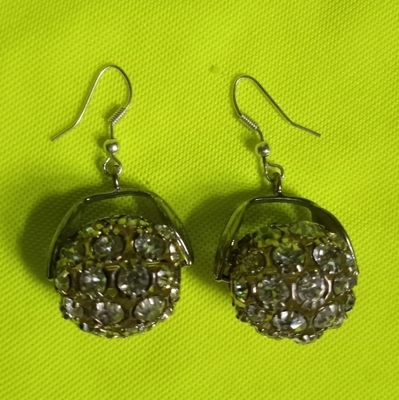 Silvertone rhinestone leaf 🍃 wire rotating rhinestone earrings - Picture 1 of 4